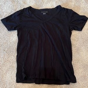 XS American eagle v-cut women’s shirt in black.